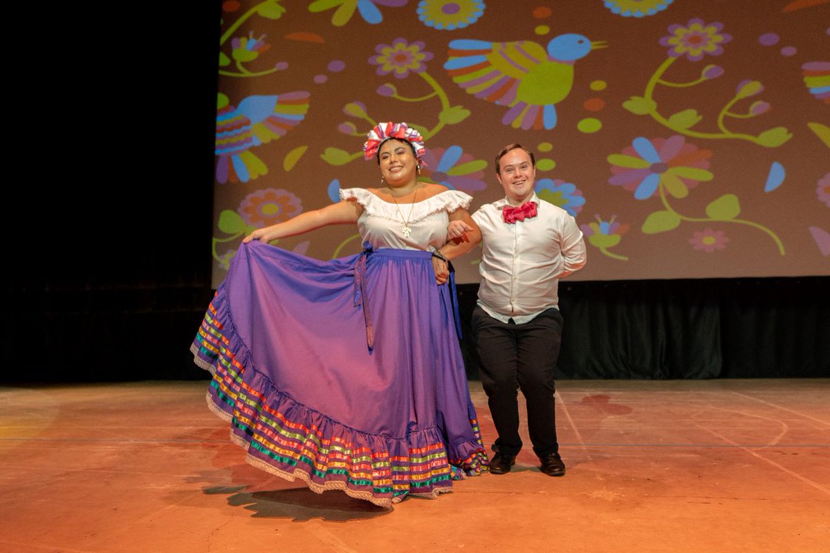 IIPEDEY's tweet photo. En una noche llena de alegría y al son de música tradicional mexicana, jóvenes con y sin #discapacidad demostraron su talento en la Gala #Inclusiva de la Academia #IntegrArte. 🇲🇽💃🏻🎶 ¡Muchas felicidades a todas y todos!
#IIPEDEY #InclusiónPcDYucatán https://t.co/krndTcgaB2