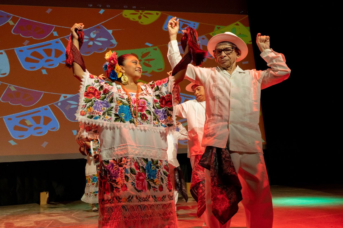 IIPEDEY's tweet photo. En una noche llena de alegría y al son de música tradicional mexicana, jóvenes con y sin #discapacidad demostraron su talento en la Gala #Inclusiva de la Academia #IntegrArte. 🇲🇽💃🏻🎶 ¡Muchas felicidades a todas y todos!
#IIPEDEY #InclusiónPcDYucatán https://t.co/krndTcgaB2