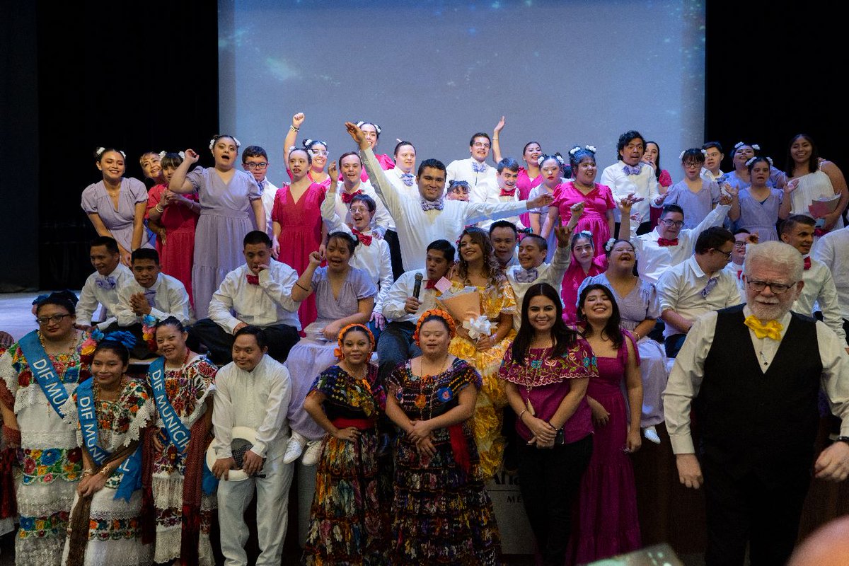 IIPEDEY's tweet photo. En una noche llena de alegría y al son de música tradicional mexicana, jóvenes con y sin #discapacidad demostraron su talento en la Gala #Inclusiva de la Academia #IntegrArte. 🇲🇽💃🏻🎶 ¡Muchas felicidades a todas y todos!
#IIPEDEY #InclusiónPcDYucatán https://t.co/krndTcgaB2