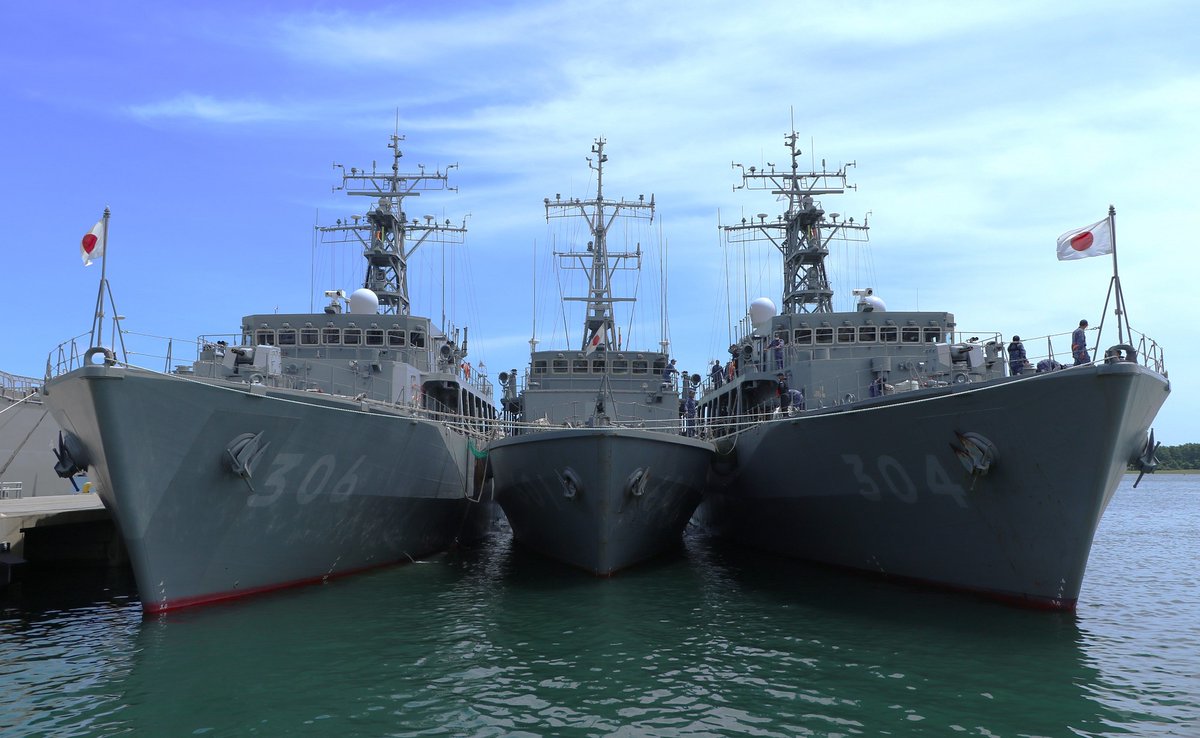 JMSDF_A_MF_HQ's tweet photo. 掃海 #艇 を掃海 #艦 でサンドイッチ🥪
#掃海隊群
#掃海
#掃海艦
#MSO
#MSO304 #MSO306
#掃海艇
#MSC
#MSC601
#サンドウィッチ
#サンドイッチ
#Sandwich https://t.co/CPgABqWkBx