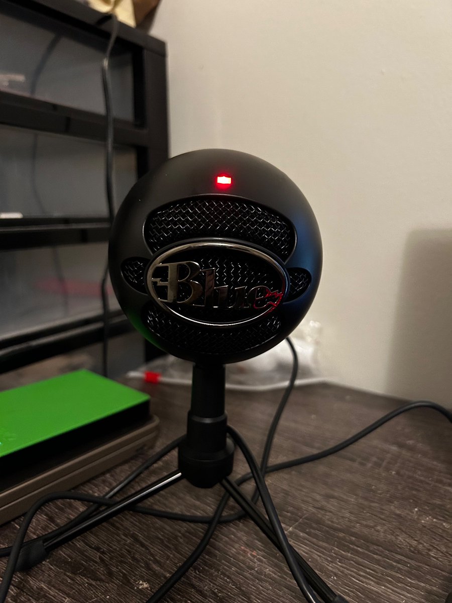 amysplanet01's tweet photo. DA MIC IN QUESTION HEHEHEHE https://t.co/2pOjJhn49L