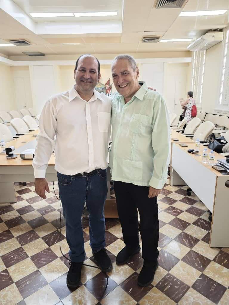 Felicidades para <a href="/BalbinYury/">Yury Valdés Balbín</a>, uno de los jóvenes científicos de nuestra vacuna #Soberana, que hoy discutió su doctorado. Había hecho mucha ciencia pero no se había sentado a escribirla. Desde Lisboa, todo nuestro reconocimiento. Eres parte del futuro de la biotecnología cubana.