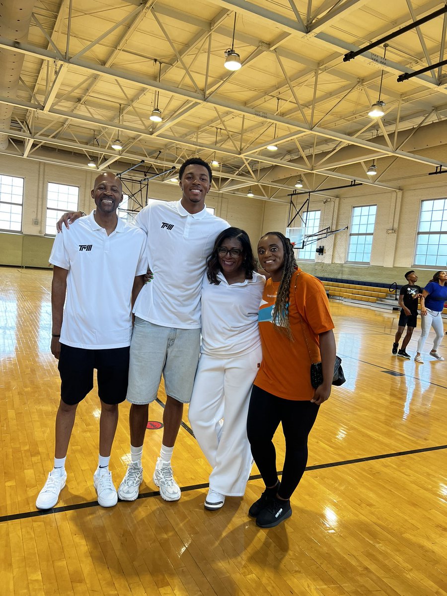 Perrise_Thomas's tweet photo. Just wrapped up a successful backpack giveaway with @treymurphy here in Durham, North Carolina. The kids definitely had a blast, it was good to see all those smiling faces. 😃@WorldVisionUSA #backpackgiveaway #backtoschool #treymurphyiii #basketball #nba #NewOrleansPelicans https://t.co/Kylvn78G5i