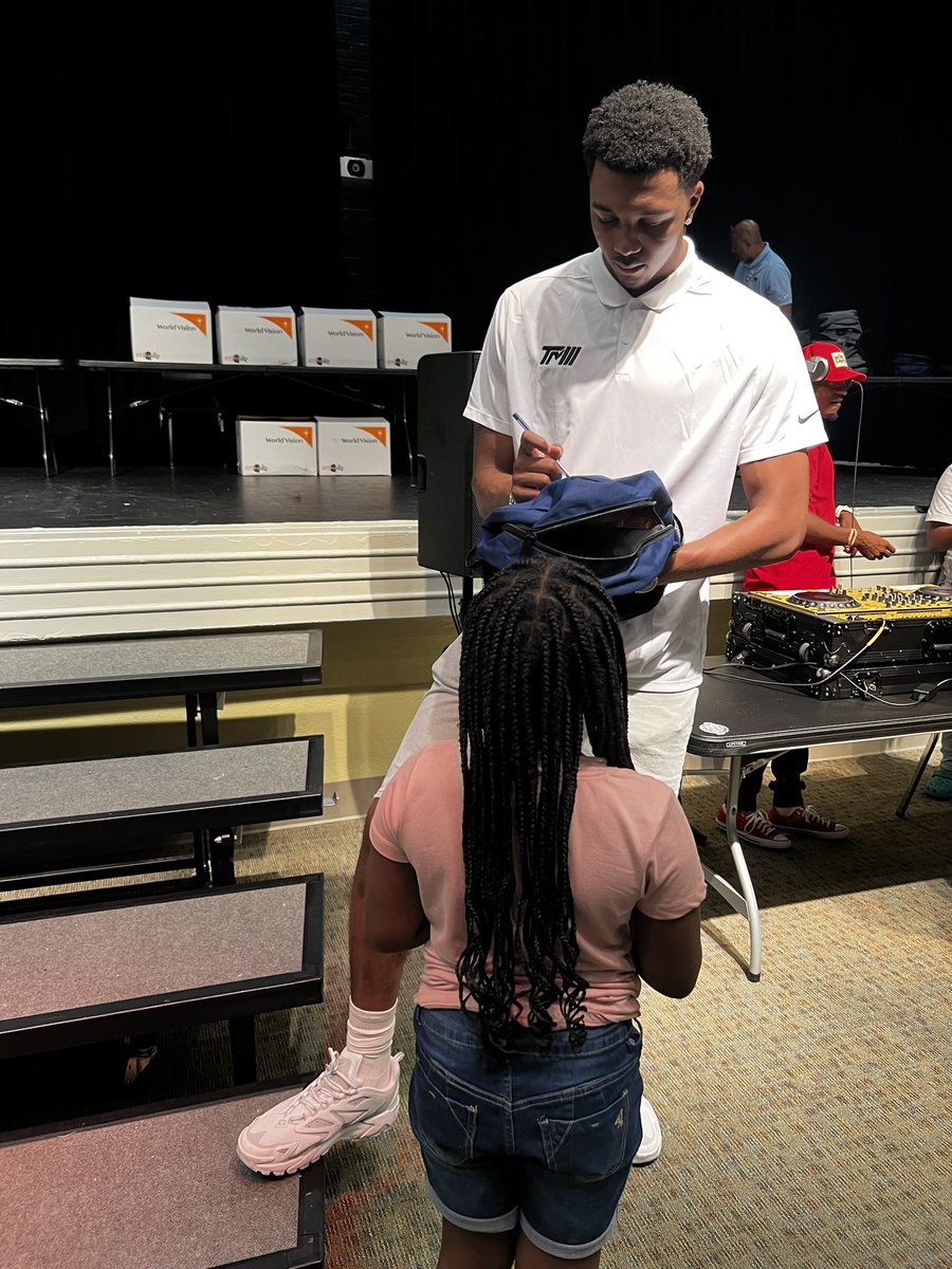 Perrise_Thomas's tweet photo. Just wrapped up a successful backpack giveaway with @treymurphy here in Durham, North Carolina. The kids definitely had a blast, it was good to see all those smiling faces. 😃@WorldVisionUSA #backpackgiveaway #backtoschool #treymurphyiii #basketball #nba #NewOrleansPelicans https://t.co/Kylvn78G5i