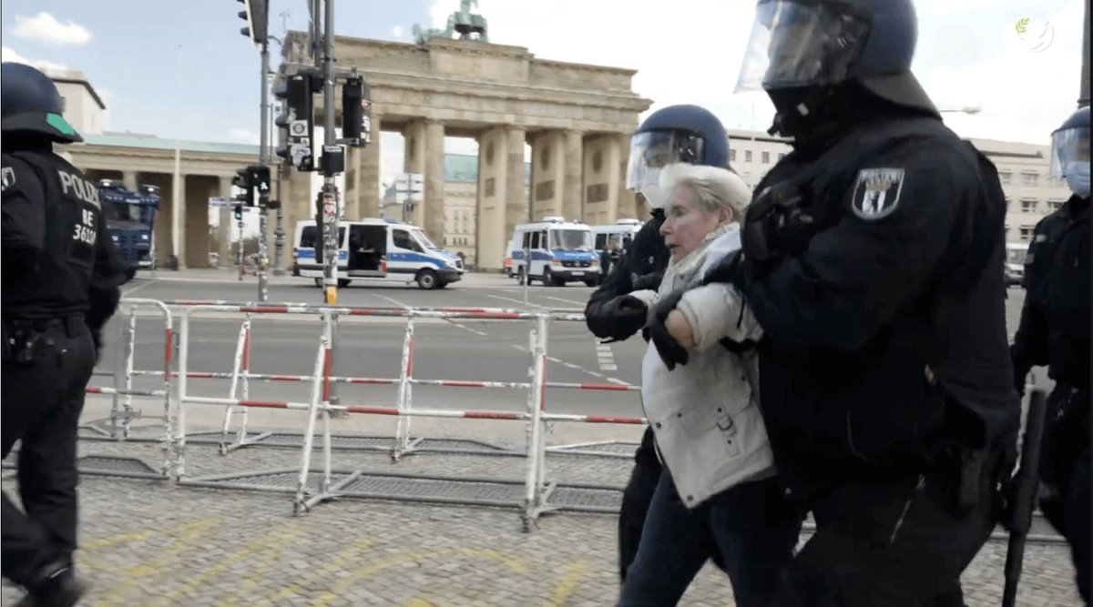Wäre die alte Frau Klima-Nötigerin gewesen und nicht Corona-Demonstrantin, wäre sie 2021 nicht so brutal angefasst worden.
Und möglicherweise würde sie noch leben.
Sie starb nach dem Polizei-Einsatz.
Ein Polizist hatte an ihr gezerrt, nachdem sie zu Boden gebracht worden war.
Die