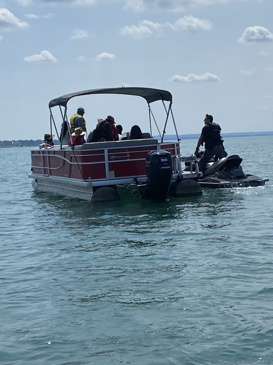 Be like this group of boaters when you head out on the water. Make sure to have enough personal floatation devices onboard for everyone. They also have to be of appropriate size and Transport Canada approved. #safeboating