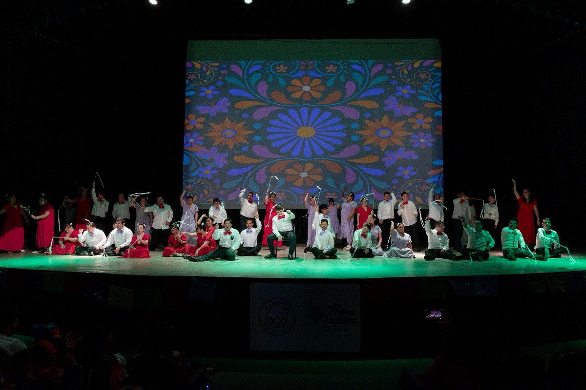 IIPEDEY's tweet photo. En una noche llena de alegría y al son de música tradicional mexicana, jóvenes con y sin #discapacidad demostraron su talento en la Gala #Inclusiva de la Academia #IntegrArte. 🇲🇽💃🏻🎶 ¡Muchas felicidades a todas y todos!
#IIPEDEY #InclusiónPcDYucatán https://t.co/krndTcgaB2