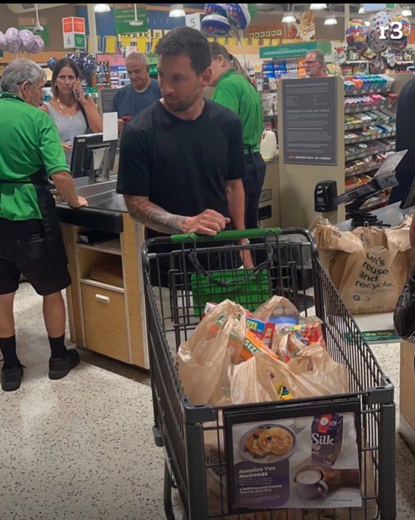 wendellrodrig1's tweet photo. Nos EUA, o maior jogador do Planeta consegue fazer supermercado. É o sossego, que ele tanto desejava! https://t.co/PWhWf36Obm