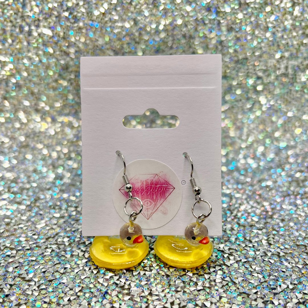 For more earrings check us out at presstiletto.com

#duckearrings #duckies #rubberduckie #cuteearrings #noveltyearrings #noveltyjewelry #jewelry #dangleearrings #latinaaccessories #laaccessories #latinaowned #labased