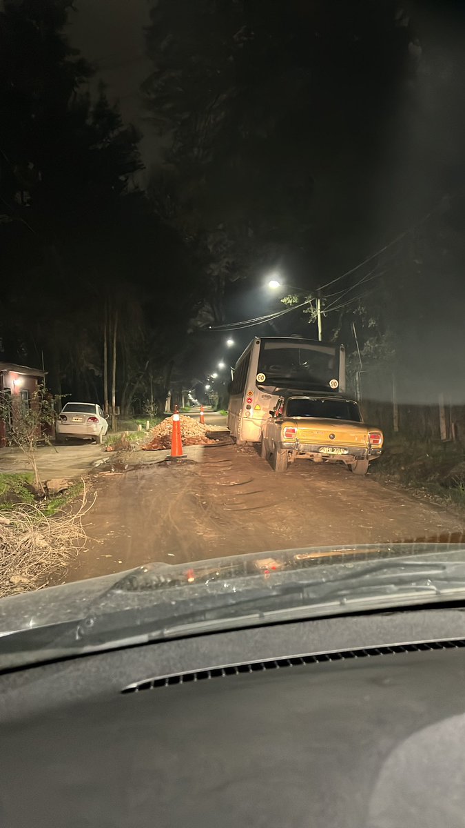 veroloren's tweet photo. Esto pasa en Pilar donde el Kirchnerismo reina . Miren cómo un par de indocumentados estacionan un micro destartalado mientras otros tiran cascotes ! Así cortan una de las calles paralelas a la ruta 8. Alguna protesta ? Naaaa solo para  joder ! #Achaval @MunicipioPilar https://t.co/GfN5o4VdwI