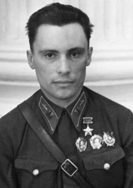 30 лет назад, 15 июля 1993 года, ушёл из жизни Евгений Петрович Фёдоров (1911-1993), лётчик бомбардировочной авиации, видный военачальник, генерал-майор авиации, дважды Герой Советского Союза

Вечная память!.Вечная слава! 

t.me/OlegMolchanov7…