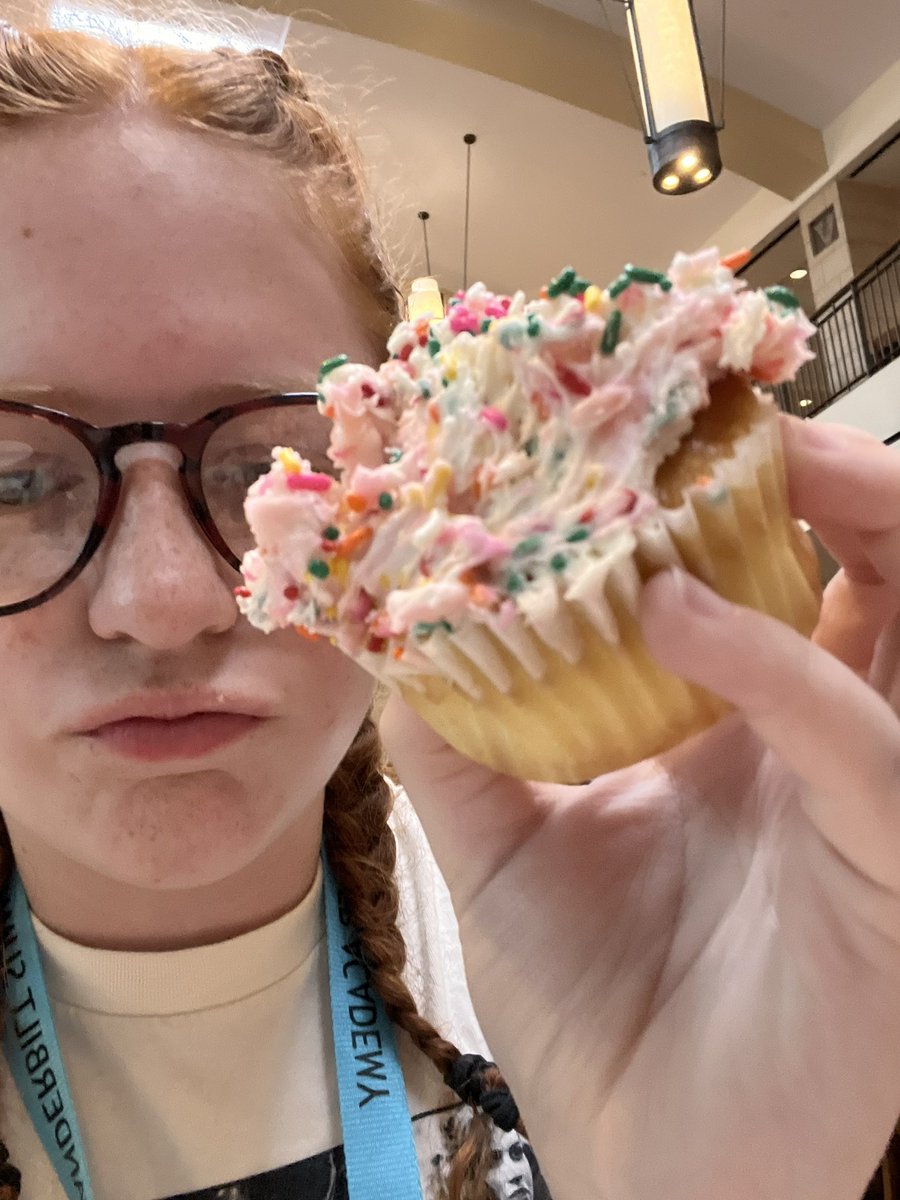 benoistsabrqms's tweet photo. vanderbilt dining hall cupcake for 3 years of minor <3 #Happy3rdBirthdayMinor https://t.co/gnBRPj5mbg