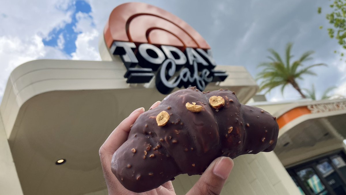 TTasteTravels's tweet photo. Hazelnut cream filled croissant covered in chocolate.
*
*
*
*
#todaycafe #todayshow #todayshowcafe #universalstudiosflorida #ufbeats #universalorlandoresort #food #foodblog #travelblog #foodie #universalfan #atuniversal #chocolatecroissant #hazelnut https://t.co/HemybcYLu6