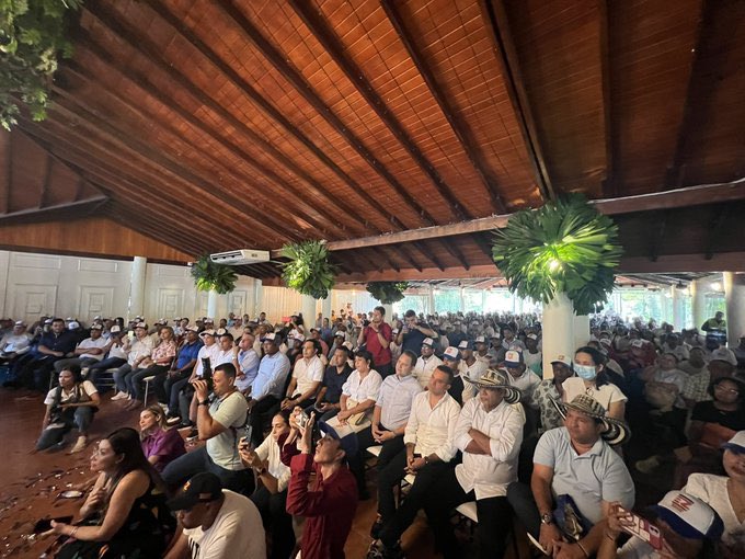 El <a href="/soyconservador/">Partido Conservador</a> en pleno dijo hoy  #CordobaMeEnamora  y respalda plenamente a <a href="/ErasmoZB/">Erasmo Zuleta Bechara</a> a la gobernación de Cordoba entregándole el Coaval del partido.