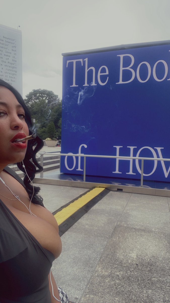 LeauxSeauxlei's tweet photo. #BookOfHov #HovDid #BrooklynLibrary SO incredible 🐐🐐🐐 I’m so inspired. Seeing it in real time is different than seeing it all in once space. Then the gravity of his impact really hits you. On behalf of the culture, Thank You @sc these flowers are deserved 💐 https://t.co/z3zWDqIDXW