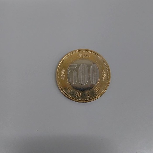 livedoornews's tweet photo. 【不便さ訴え】新500円玉「対応していない自販機多すぎ」共感の声が続出
https://t.co/uMoWS1SsQf

数年にわたる新型コロナウイルスの感染拡大の影響によって、硬貨選別機に使用する半導体が不足。それにより、新硬貨への対応が遅れてしまったという。 https://t.co/yhBcpbIFFn