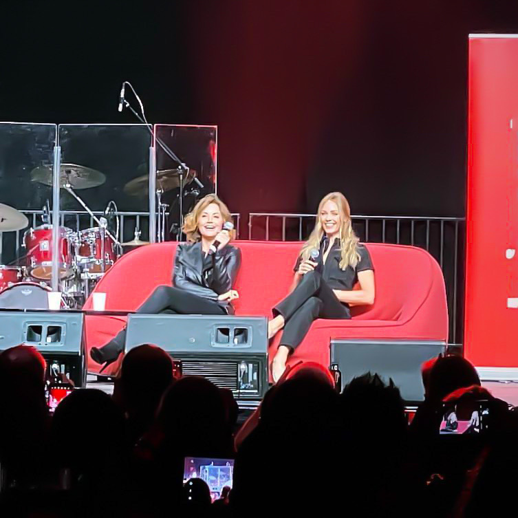 🔥 | Rockstars Erica Durance &amp; Laura Vandervoort rocking a Q&amp;A panel together in Montreal! <a href="/Mtlcomiccon/">Comiccon de Montréal</a> #Smallville #LoisLane #Supergirl