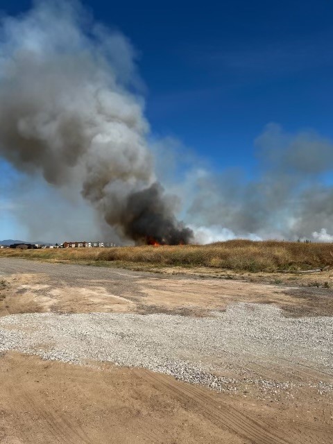 IrvinePolice's tweet photo. #Irvinepdpio - The Orange County Fire Authority (OCFA) is working to extinguish a brush fire in a vacant field in the Great Park, north of Wild Rivers Waterpark. IPD is on the scene assisting, and the fire is not burning near any structures at this time.  
#irvine https://t.co/WTAIxo57RY