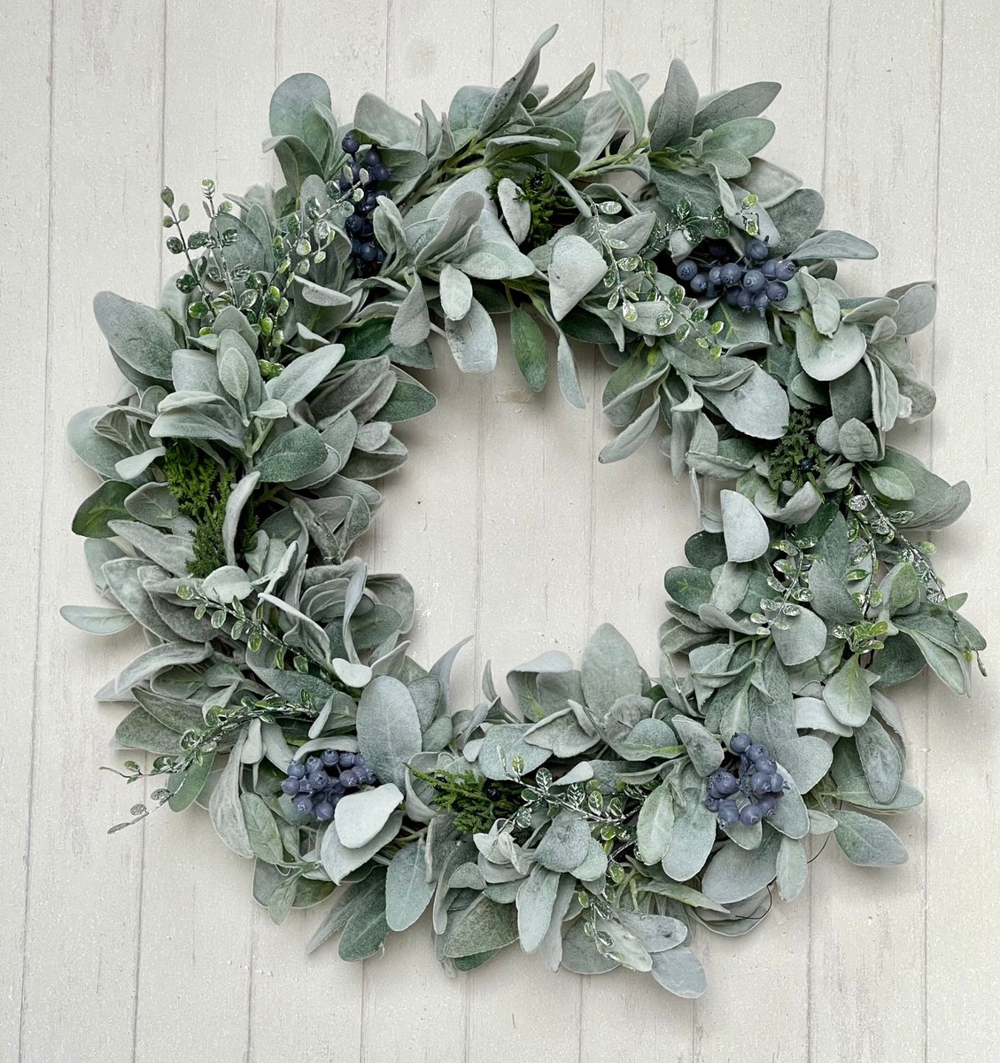flwrgardengifts's tweet image. Velvety Lambs Ear Wreath with blueberries and glistening boxwood🧚‍♀️

#wreaths #doorwreaths #greenerywreaths #farmhousestyle #yearround #interiordecor #flowergardengifts #home #office #decor #EtsySocial #wallart #FlowersForFriday #wreathshop #ooak