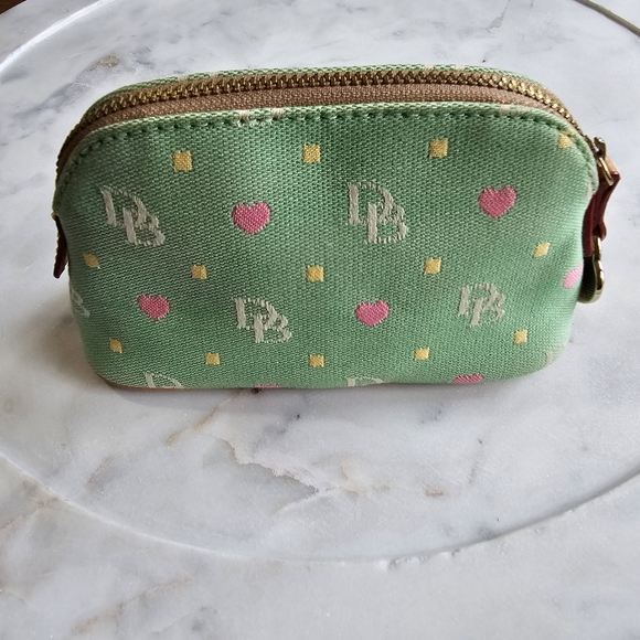kaymckin5's tweet photo. So good I had to share! Check out all the items I'm loving on @Poshmarkapp #poshmark #fashion #style #shopmycloset #michaelkors #coach #dooneybourke: https://t.co/5JVt7E5ldD https://t.co/f619lstXya