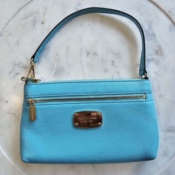 kaymckin5's tweet photo. So good I had to share! Check out all the items I'm loving on @Poshmarkapp #poshmark #fashion #style #shopmycloset #michaelkors #coach #dooneybourke: https://t.co/5JVt7E5ldD https://t.co/f619lstXya