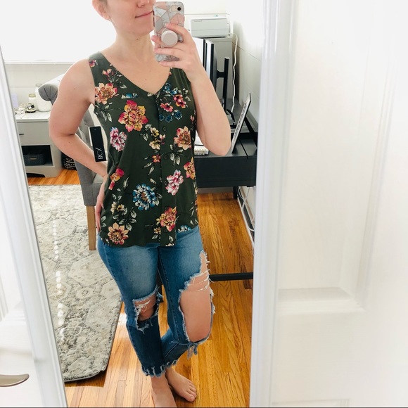 brookewick's tweet photo. So good I had to share! Check out all the items I'm loving on @Poshmarkapp from @whatnikthinks #poshmark #fashion #style #shopmycloset #bp #bcx #berniemev: https://t.co/rKXvArWX1O https://t.co/rF0ibWNUE7