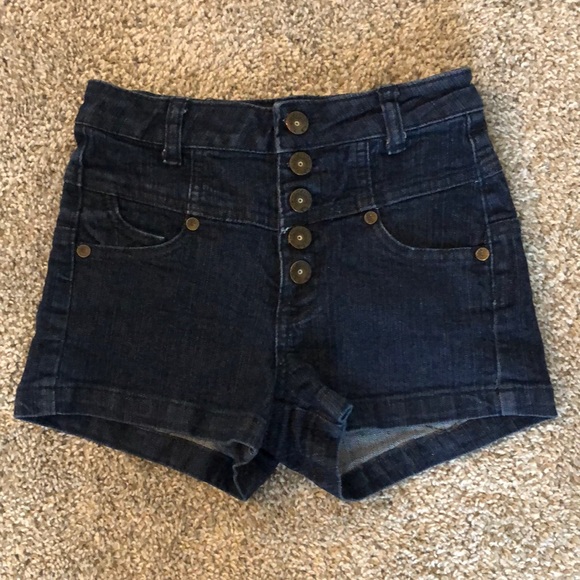 MiMiWells20's tweet photo. So good I had to share! Check out all the items I'm loving on @Poshmarkapp #poshmark #fashion #style #shopmycloset #pitusa #almostfamous #pollyesther: https://t.co/iR2M4cCTQg https://t.co/PWSnPgu0DL