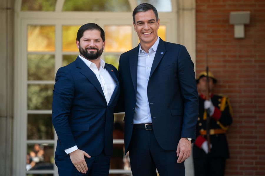 Josephux's tweet photo. Gran recibimiento del Presidente Pedro Sanchez al Presidente Gabriel Boric, Sin Corbata..!!! 💪🇨🇱🇪🇸
La misma España q una vez terminado el entierro del dictador Franco le pidió al Dictador Pinochet q dejara territorio Español porque No estaba invitado a la Ceremonia d Coronación. https://t.co/VFwcWCQLRE