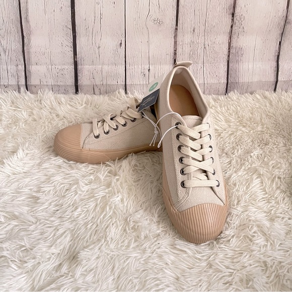 Fancylike21's tweet photo. So good I had to share! Check out all the items I'm loving on @Poshmarkapp #poshmark #fashion #style #shopmycloset #universalthread #loft: https://t.co/Wh4kLs3RLt https://t.co/8ZUSK8YprE