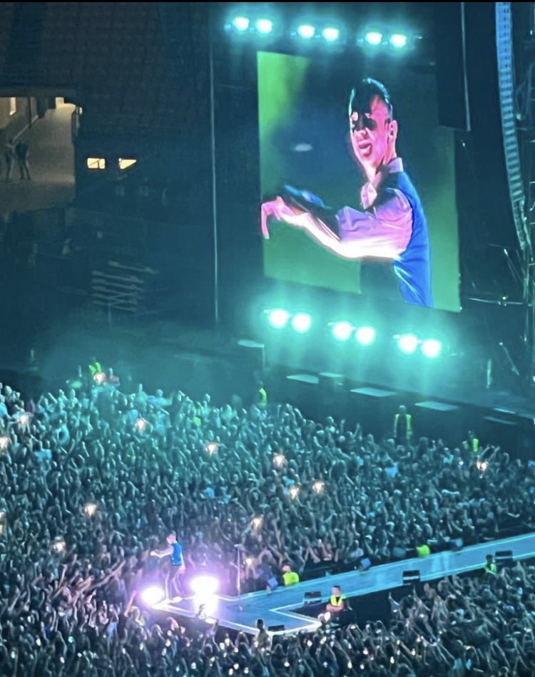 #DepecheMode #depechemodemilan 
Che emozione. Che voce, presenza scenica, energia e bellezza. 
#enjoythesilence #davegahan
Ballo felice, adesso come allora