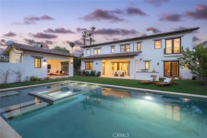 BERRYOWNHOME's tweet image. Actor Miles Teller recently bought a home in Pacific Palisades, so he's selling his Studio City home. Let's take a look inside...

Helping you Buy or Sell Your Berry Own Home.....
#yourberryownhome #corealtor #longmontco... realtor.com/news/celebrity…