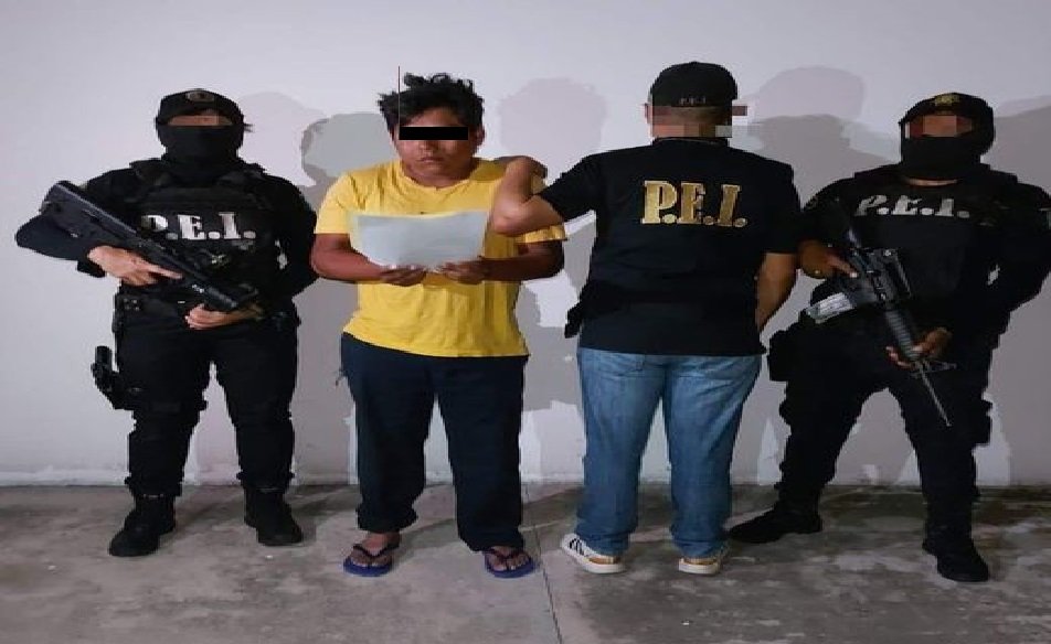 CorresponsalCAD's tweet photo. #MÉRIDA, #Yucatán, viernes 14/07/2023.- Agentes de FGE y de la PE detuvieron al campechano Pedro P. G., acusado de privación ilegal la libertad de una niña de tres años a la que quiso tocar de manera lasciva.
https://t.co/bLjKTUA2Lj https://t.co/oAqtSsUMtC