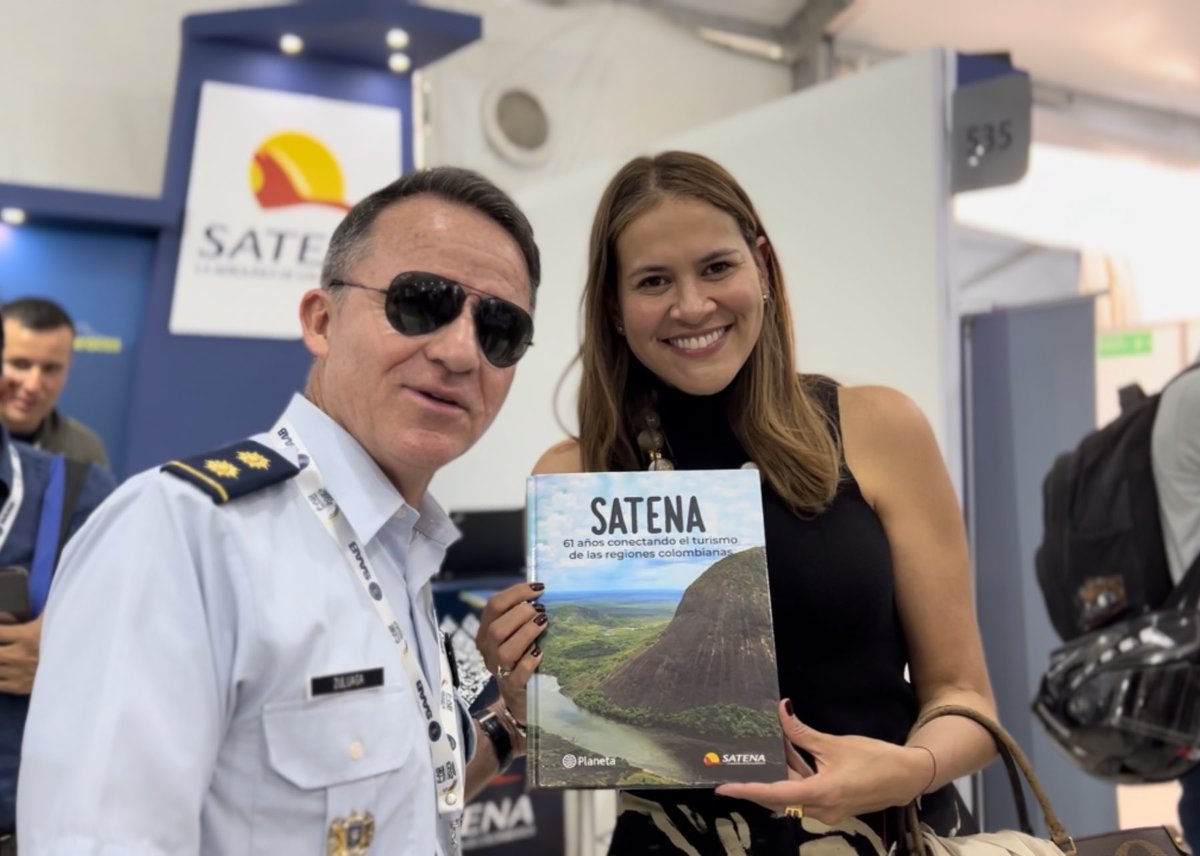 AerolineaSatena's tweet photo. La #ViceDefensa de @mindefensa, Ana Catalina Cano vio de cerca el libro de #SATENA 📕🇨🇴 y disfrutó de nuestros destinos y compromiso con la conectividad a través de sus páginas🤩 https://t.co/xgg78Q1kG0
