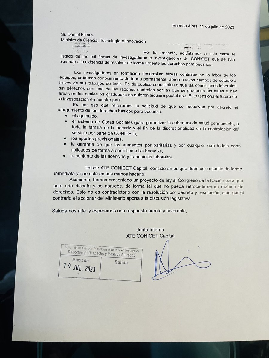 🔴 Hoy entregamos en la Mesa de Entradas de CONICET y del MINCyT más de 1000 firmas de investigadores de todas las categorías a favor de los derechos para becaries.

🧵