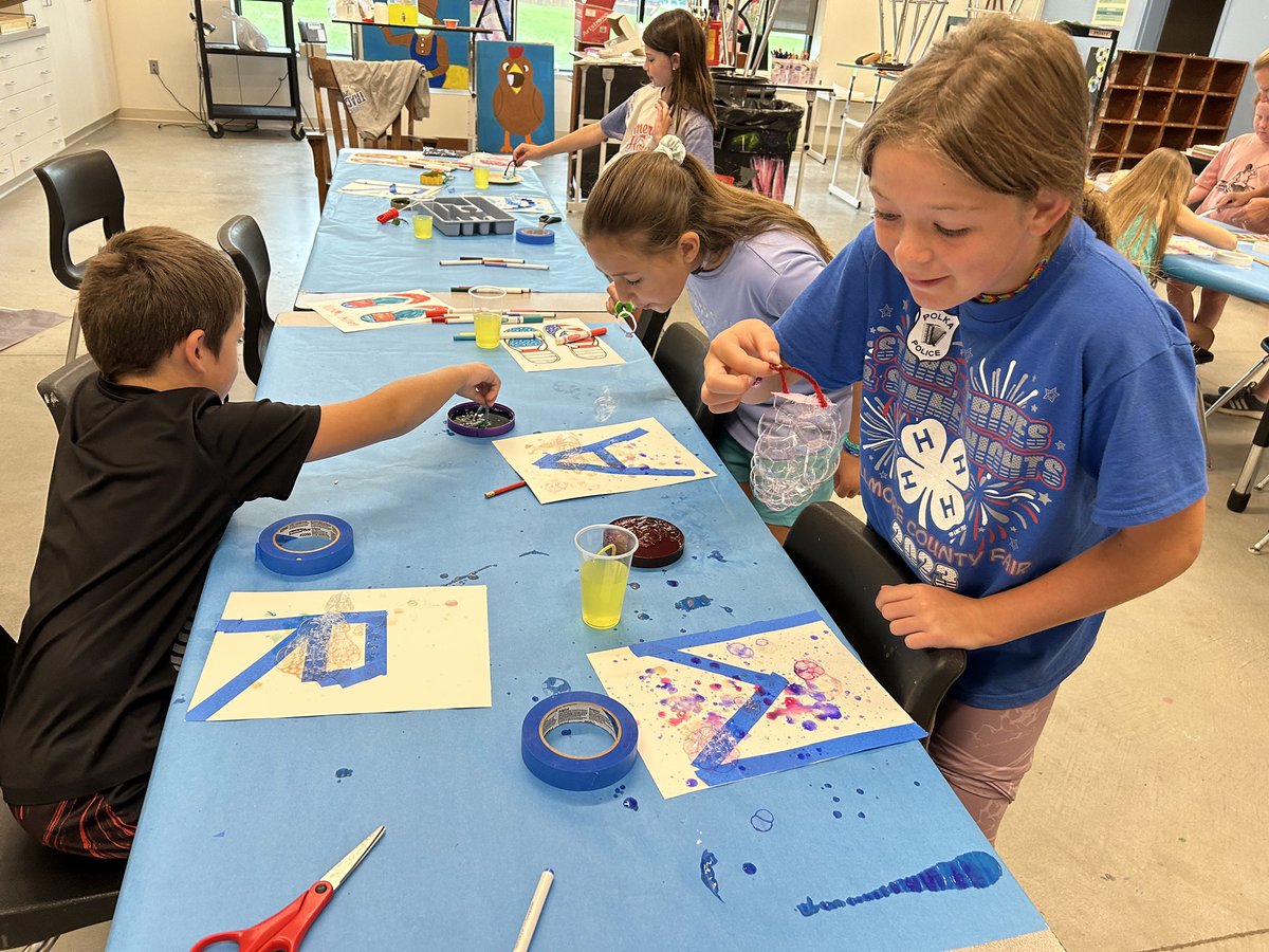 LisaKanode's tweet photo. Fun in the Sun Art Camp Session 2!  Thanks to Angie Murphy for taking the photo and helping!  #emwolves also representing Students from Friend, York and Fillmore Central! https://t.co/3kcgUa2lvX