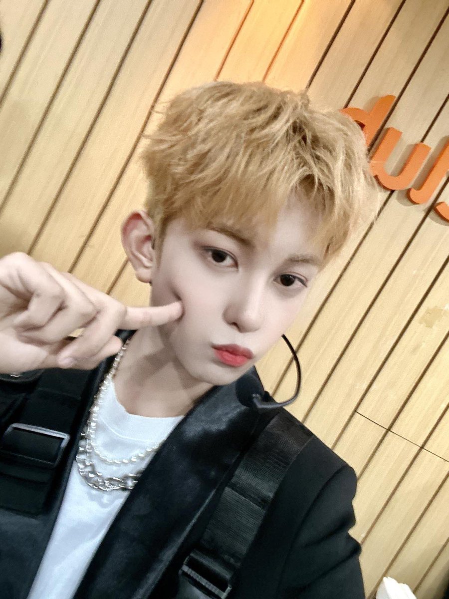 HORI7ON_twt's tweet photo. [🐰] yesterday’s performance ❤️

#HORI7ON #호라이즌 #MARCUS #마커스 https://t.co/1mWy4zyxR3