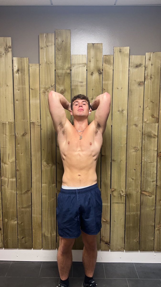 ShiftFN_'s tweet photo. Insane what 2 weeks on 900kcal and an hours of cardio a day will do https://t.co/cE28kWBh2R