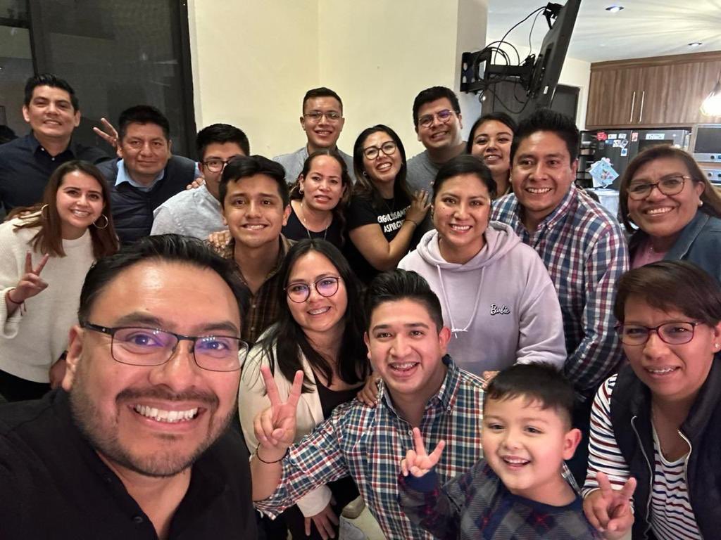 GenovevaHuerta's tweet photo. La vida nos sorprende al convertir a conocidos en amigos que dejan huellas imborrables. Me siento muy agradecida de tener a este gran equipo para disfrutar de maravillosos #viernes. 🤞🥰 https://t.co/wF5kE5f2R6