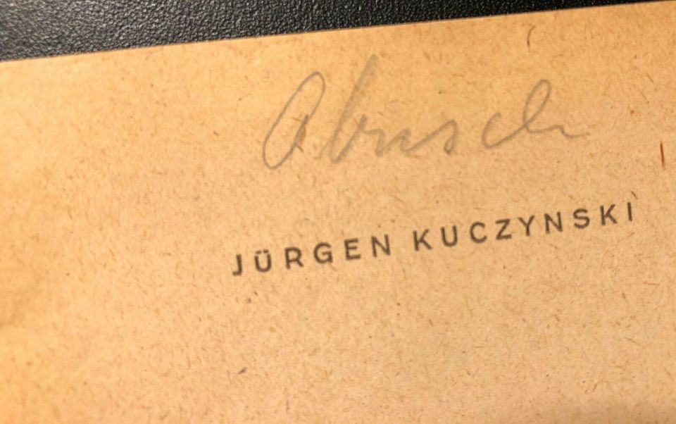 G_Platzdasch's tweet photo. Grund zur Freunde
Gestern trennte ich mich von einer Jürgen-#kuczynski-Broschüre, die Autographen von #abusch und #otte enthielt; sie kam nun in gute, jüngere Händen, kommt also nicht in die Blaue Tonne, wenn irgendwann ich verschwinde ~ https://t.co/79srqUFxxk