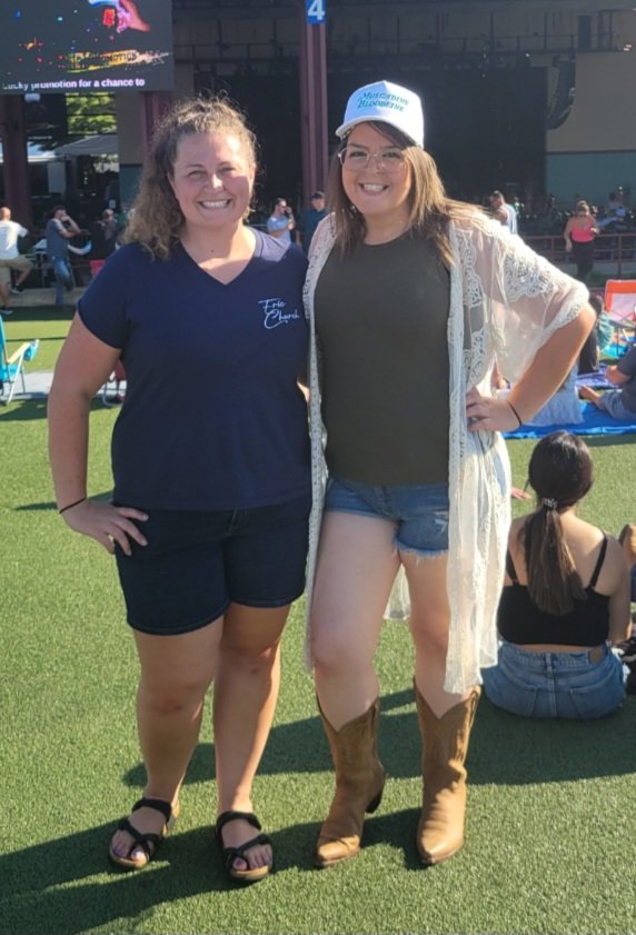leoprincess91's tweet photo. @MuscadineBLine 3 cities in 3 different states, 2 obsessed sisters, in less than 1 year...are we groupies yet?! 😆 See you in Wilkes next Saturday for show number 4! #cincinnatiriverbend https://t.co/8AsSr0XapH