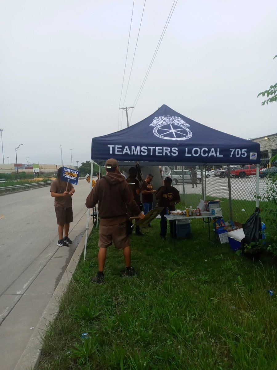 BrJoeBalkis's tweet photo. 7/13/23 #VOTENOups
#TeamstersLocal705 #PracticePicket @ #Harvey #ups Not only do we need to practice picket, we need to encourage #TeamstersMembers to #VoteNo on the #upsContract. They are not going to give us everything in the first #TA. #WhereIsScabby?
https://t.co/TjxzJkVwAz https://t.co/bJBeCZLxUm