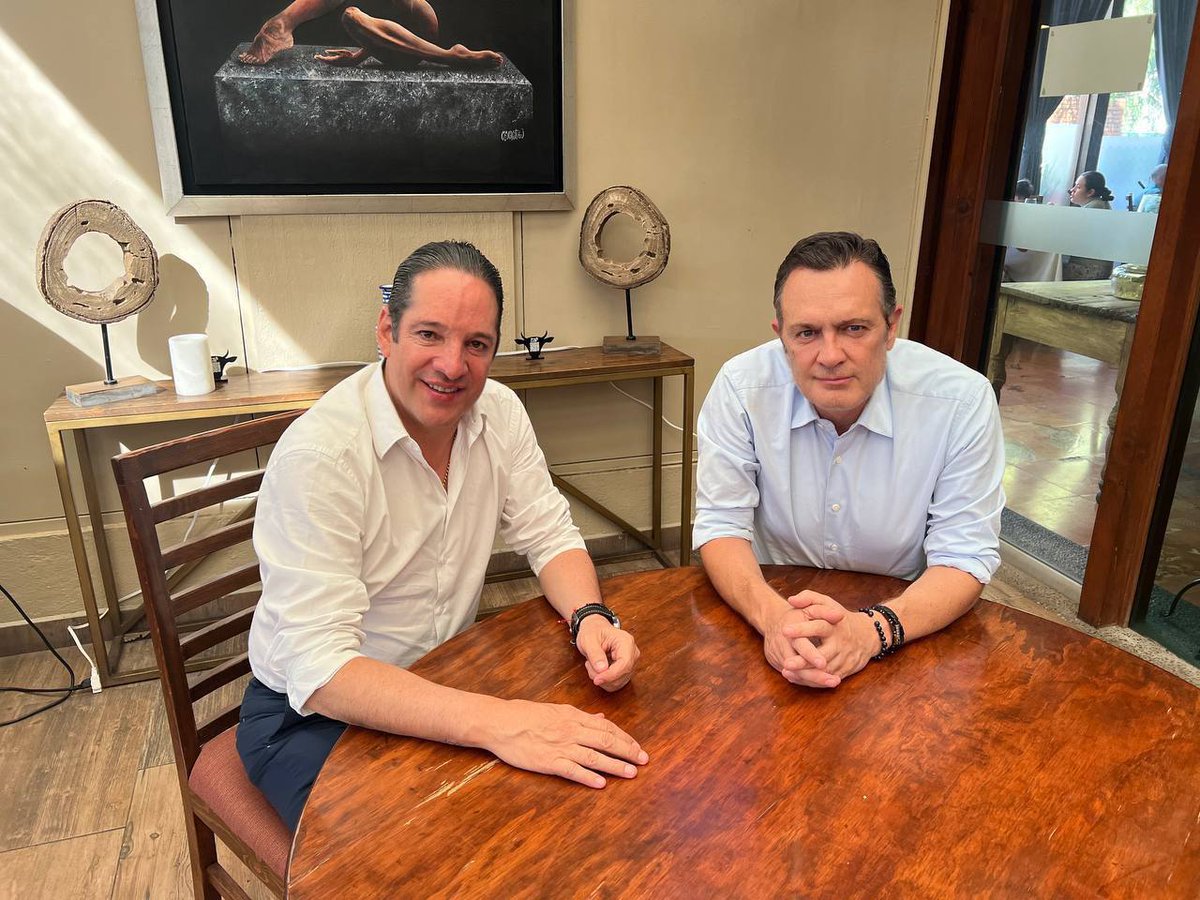 makugo's tweet photo. La amistad verdadera es nuestro mayor patrimonio.

Continuamos el camino, abriendo nuevas vías para un mejor porvenir.

Siempre unidos y trabajando, cada quien en su trinchera, por elevar a Querétaro al siguiente nivel.

Gran charla con mi amigo @PanchDominguez. https://t.co/PnLuZuyKzR