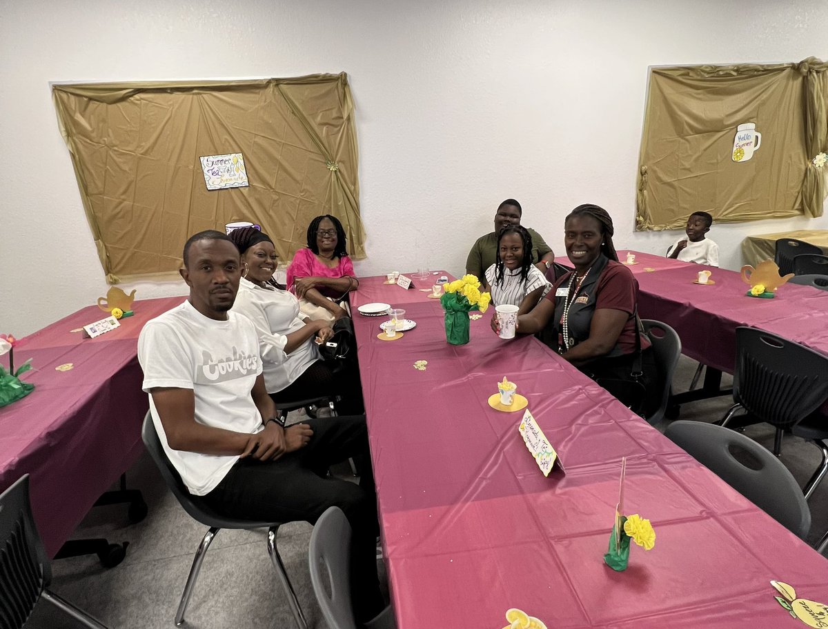 LehighMiddle's tweet photo. Principal Ms. Michelle Freeman hosted an on campus meet and greet earlier today for Bruins families. She was excited to meet all that showed up and can’t wait to meet everyone during the upcoming school year!! #UnleashYourInnerROAR #LehighMiddle #Bruins #LAMS https://t.co/WN9VPMpArj