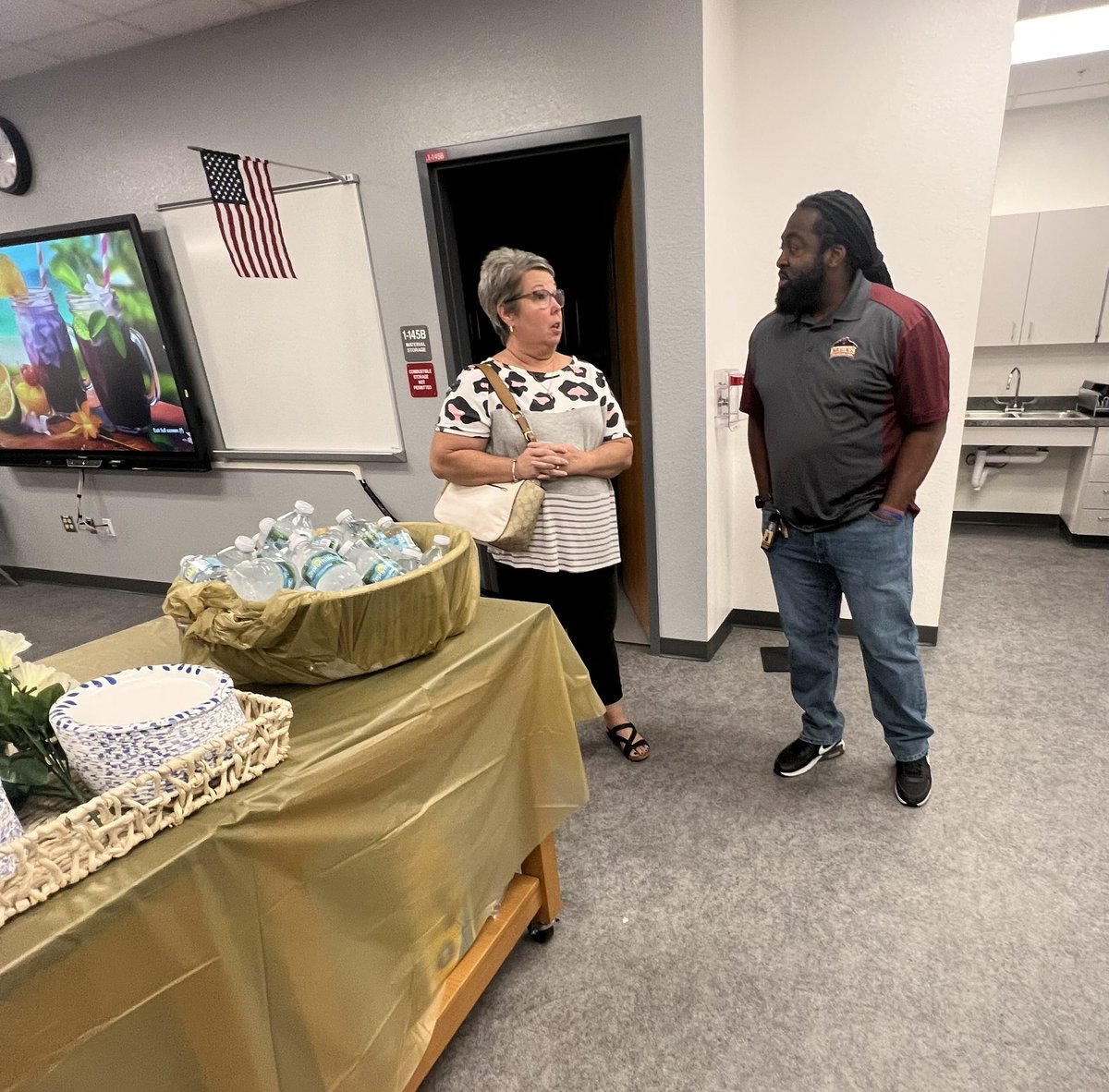 LehighMiddle's tweet photo. Principal Ms. Michelle Freeman hosted an on campus meet and greet earlier today for Bruins families. She was excited to meet all that showed up and can’t wait to meet everyone during the upcoming school year!! #UnleashYourInnerROAR #LehighMiddle #Bruins #LAMS https://t.co/WN9VPMpArj