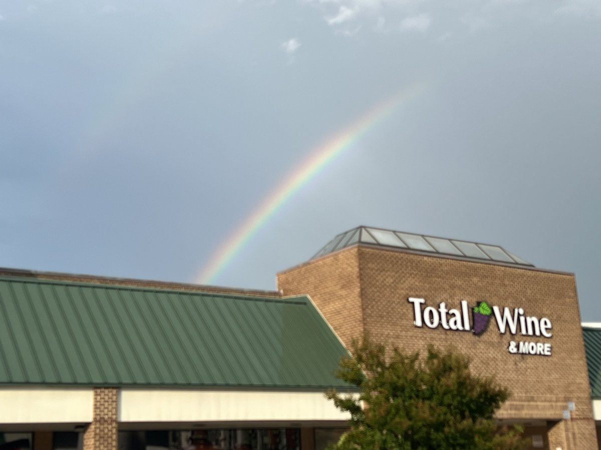 DRHoover's tweet photo. @TotalWine In addition to a pot of gold, I found some great wines, beers, and cigars! #summer2023 in   #AlexandriaVa https://t.co/CJJSKIPV9p