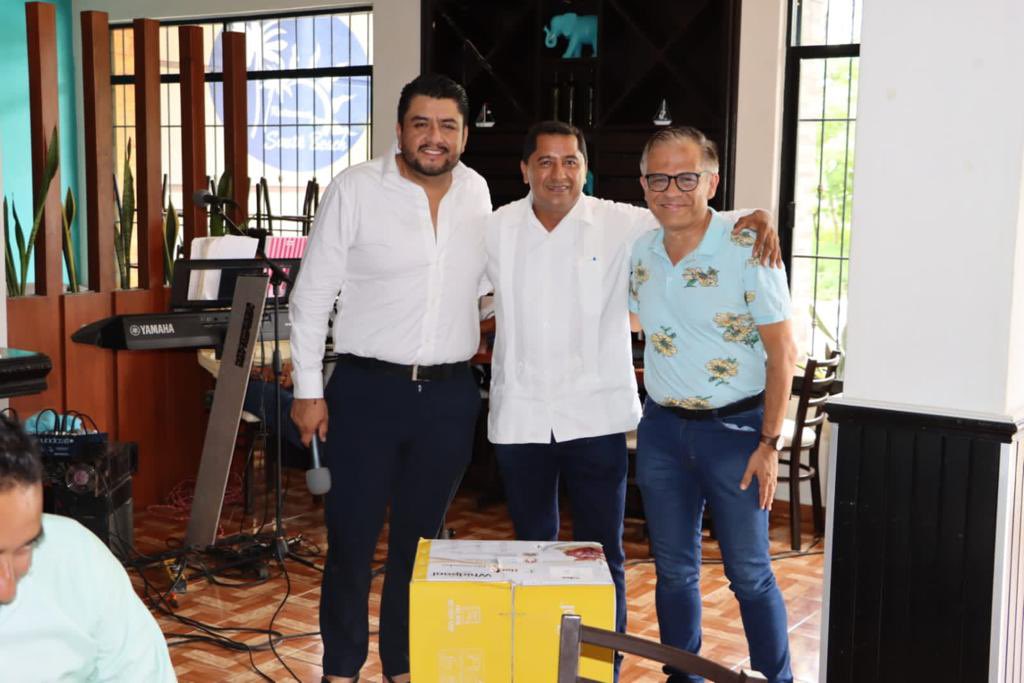 stpeidceo22_25's tweet photo. El Comité Ejecutivo del STPEIDCEO a través de la Secretaría de Organización y Propaganda, llevó a cabo el convivio por la celebración del día del padre con los papás de la delegación DR202B en Santiago Pinotepa Nacional y donde hubo entrega de obsequios y rifa de regalos. https://t.co/MdGJOro0tW
