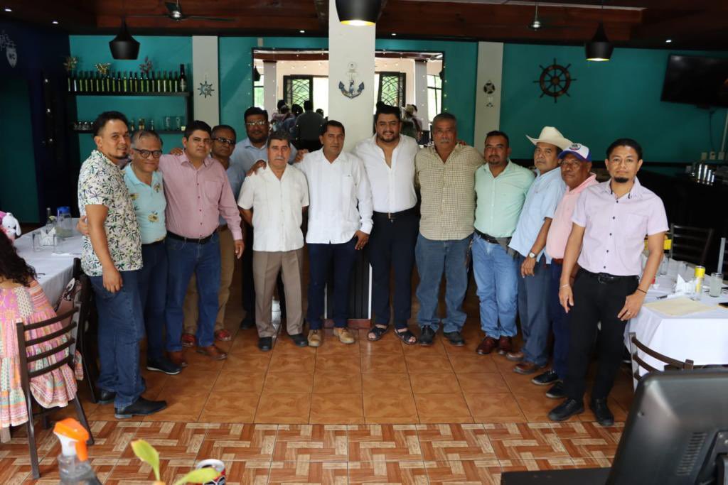 stpeidceo22_25's tweet photo. El Comité Ejecutivo del STPEIDCEO a través de la Secretaría de Organización y Propaganda, llevó a cabo el convivio por la celebración del día del padre con los papás de la delegación DR202B en Santiago Pinotepa Nacional y donde hubo entrega de obsequios y rifa de regalos. https://t.co/MdGJOro0tW
