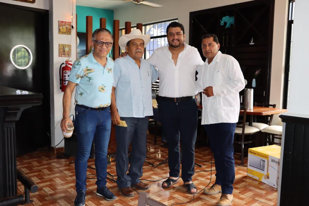 stpeidceo22_25's tweet photo. Agradecemos la presencia y logística del evento al delegado y coordinador regional. https://t.co/tHhcPE8FOO