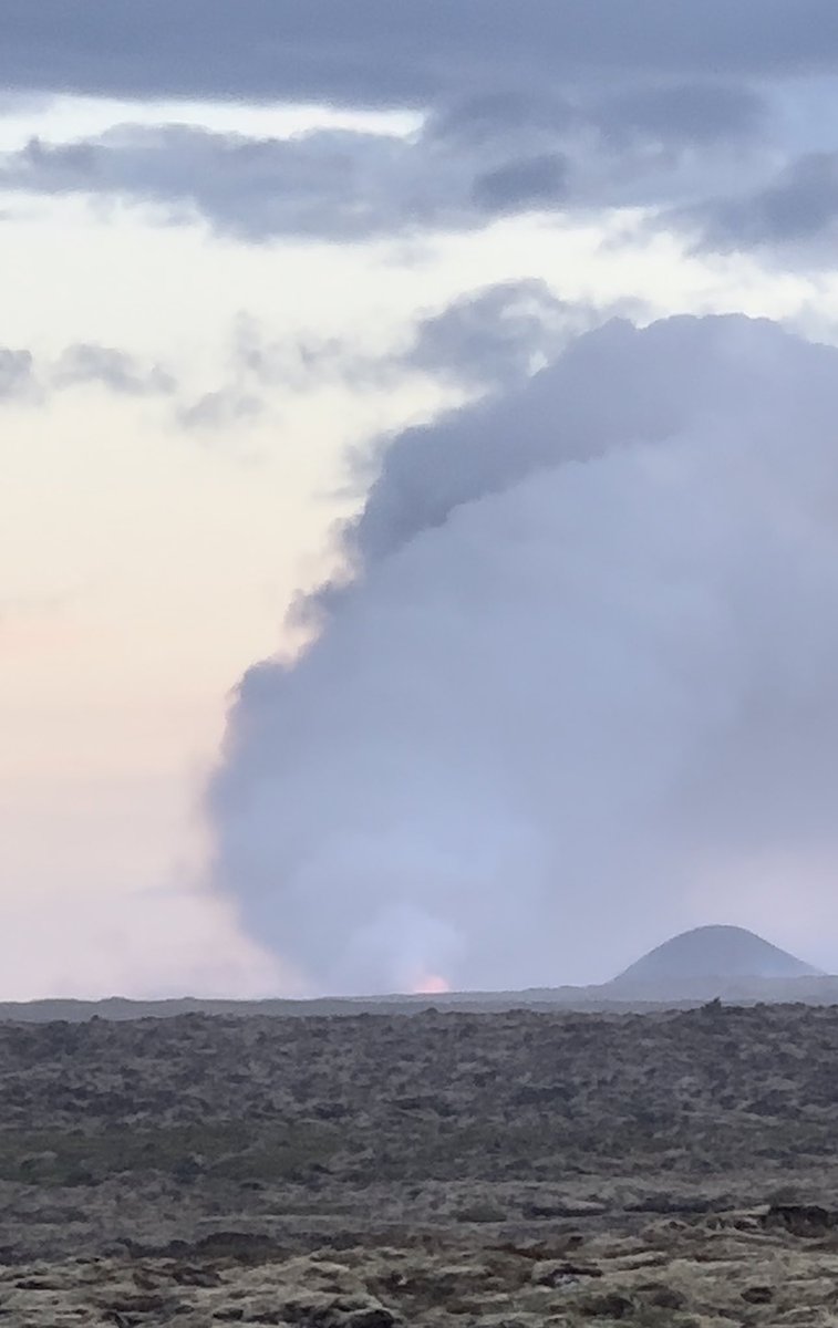 cindyrunli's tweet photo. @jacob3141592 You can take a helicopter ✌🏼🚁 or watch it afar from Reykjanesbraut, this is from tonight https://t.co/AuPUTnw8la