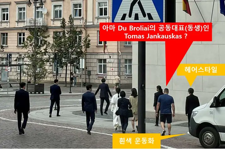 JKKim24537312's tweet image. &amp;lt;출처 클리앙&amp;gt;
clien.net/service/board/…
김건희, 호객행위에 당하다?...반박 사진

저사람일 가능성이 높아보이군요!
대표가 호객꾼인가? 명신이가 호객인가?

#clotheshorse